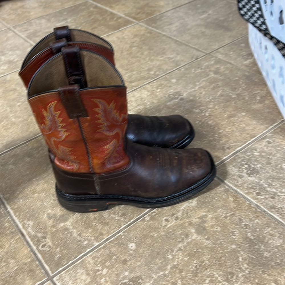 Size 5 Ariat work hog boots